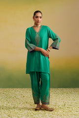 Front view of emerald green kurta with embroidered V-neckline