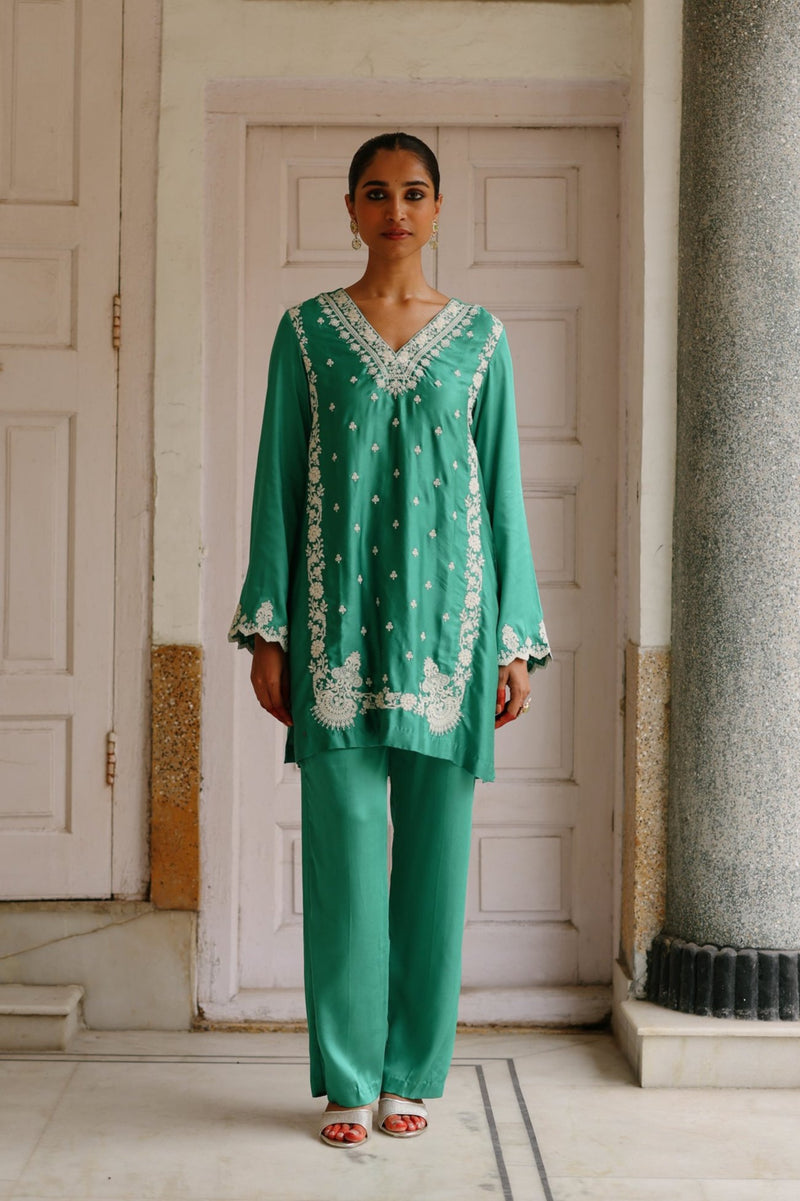 Parv Emerald Green Embroidered Set- Inchingindia